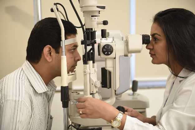 Finding the best eye surgeon in Pune – Eyemoolani Eyecare Hospital